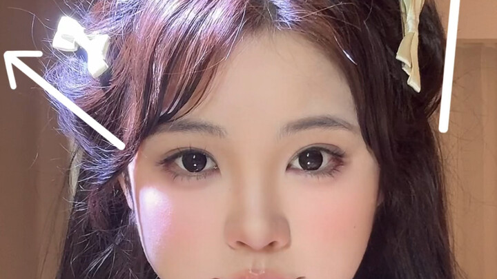 Nona muda, tidak tahu cara memakai jepit rambut atau ikat rambut? Biar aku bantu!