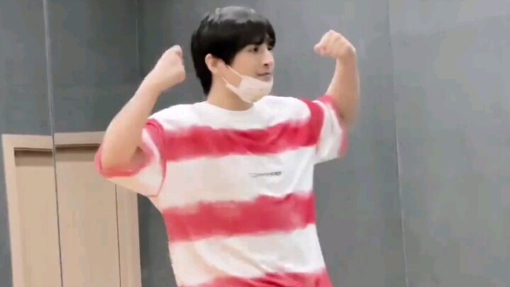 【Zhang Yuan】A behind-the-scenes clip of dancing—Zhang Xiaoyuan in the practice room is so adorable!