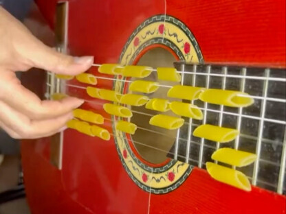 عندما تضع مسحوقًا مجوفًا على أوتار الغيتار