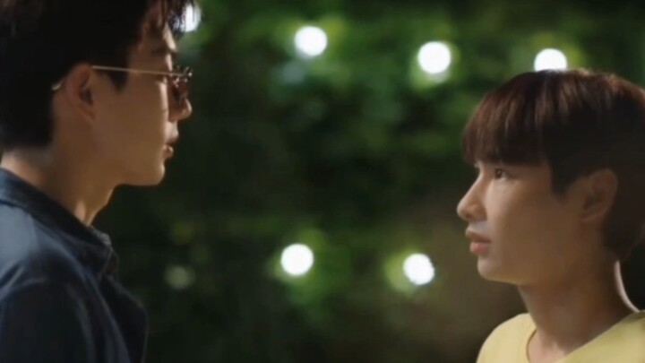 It was indeed the first time to kiss, the head did not move, the waist did not hug, the heart was al