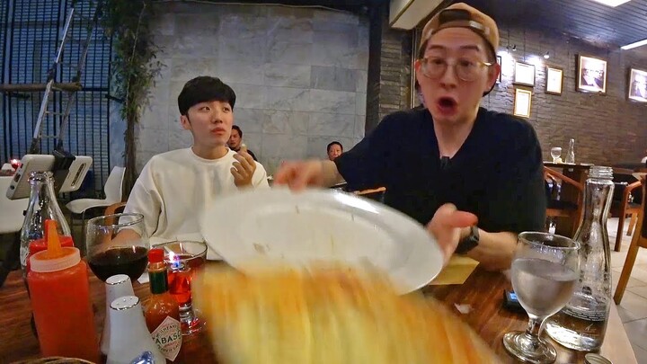 (Orang korea) TEMPAT MAKAN PIZZA TERENAK DI BANDUNG [Selamat Makan]