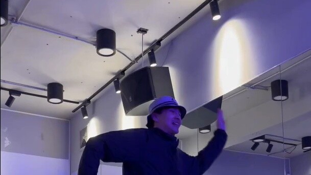 Have you ever seen such an outrageous hip-hop compe*on format? During the battle, the contestants