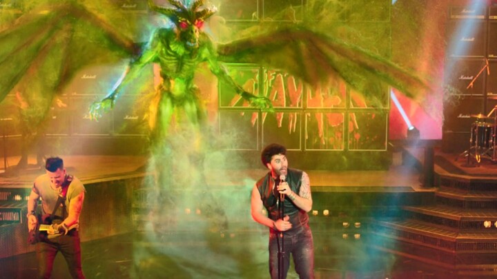 Concert Turns Haunted, But Fans Think It’s a Stage Effect—and Start Interacting with the Ghost! [Sci