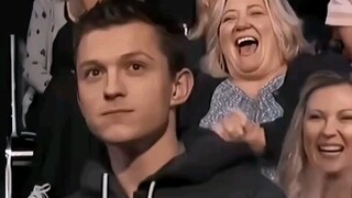 Anh chàng Hà Lan: Hay là anh cứ trực tiếp nói tên tôi luôn đi