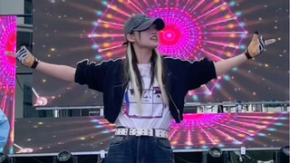 พวกเธอ คาร่าเมย์ จะบ้าระห่ำขนาดนี้บนเวทีด้วยใช่มั้ยล่ะ?