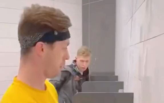 Trêu đùa trong nhà vệ sinh để xem phản ứng của người khác