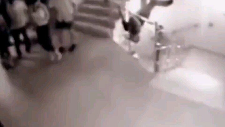 خذ نفسًا عميقًا، من الطبيعي ألا تشعر بألم، بعد قليل يمكنك البدء في تناول الطعام.