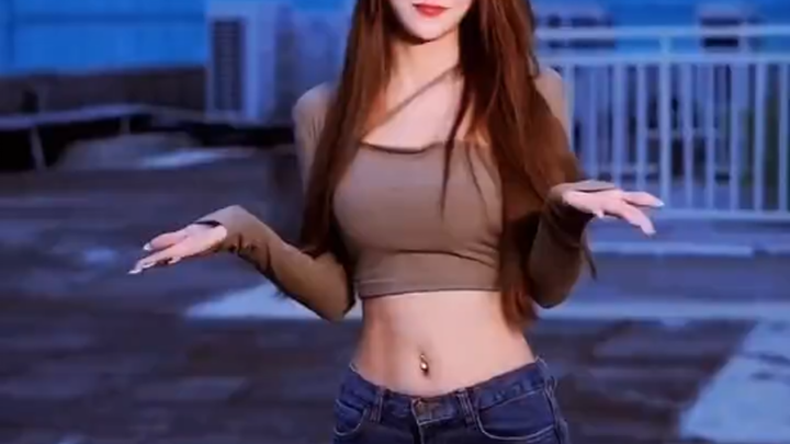 My sister has a great figure! 😘