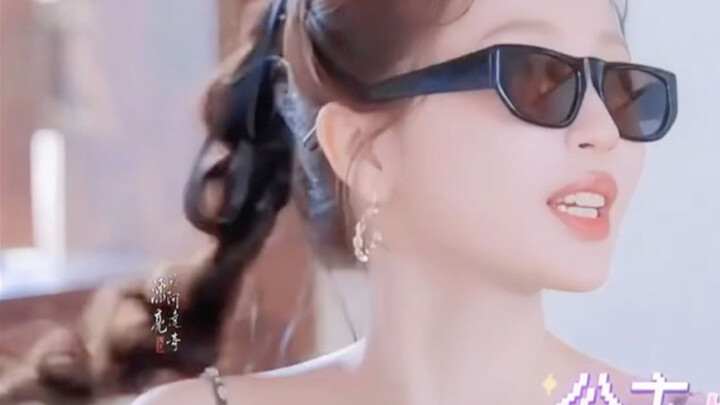 Ding Yuxi dan Yu Shuxin dengan santai nge-rap pakai bahasa Inggris—tapi rapper SMK Wang Hedi aja mun