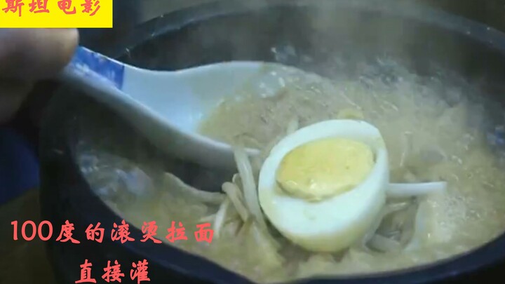 Cewek ini punya tubuh yang nggak takut kepanasan! Mie ramen panas 100 derajat, dia langsung angkat p