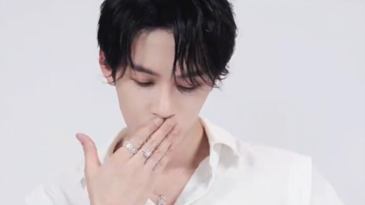 ผู้ชายคนนี้ช่างเก่งเรื่องการบิดเบือน บังคับฉันอยู่สองชั่วโมงเต็มๆ