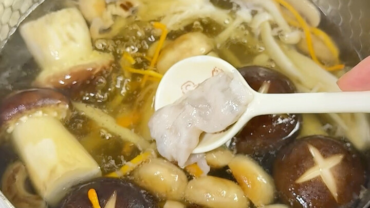 لم أعد أرغب في الصداقة مع من لم يذق حساء الفطر بعد.