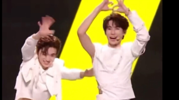 女团舞还是得看我张哥，大方有力不扭捏