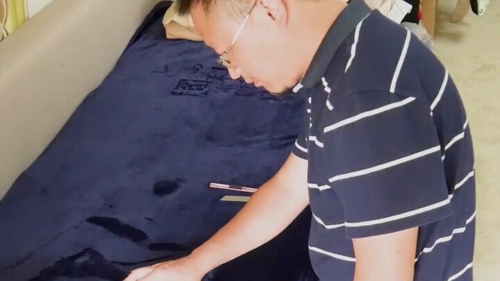 I dare to say that this is the unique gun sister sofa in the world. The middle-aged and elderly two-