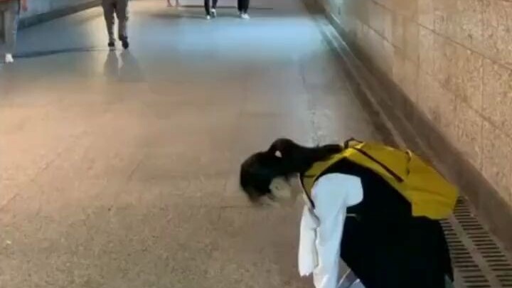 สาวน้อย: เธอโกรธฉันรึเปล่า ฉันย้ายไปตั้งสิบกว่าที่แล้ว เธอก็ยังตามจีบฉันอยู่