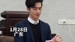 萌娃看到爸爸给长辈磕头，随后一个举动笑翻全场 #万万想不到