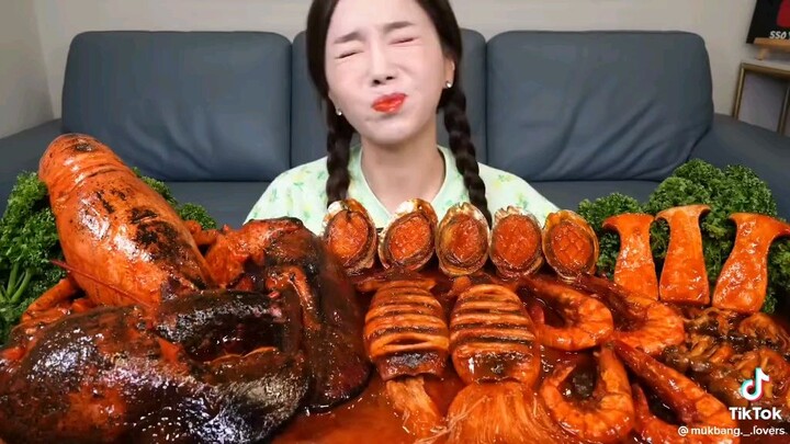 Mukbang seafoods