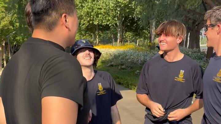 أصدقاء أجانب يختبرون طريقة توليد القوة في رياضة تونغبي تشوان