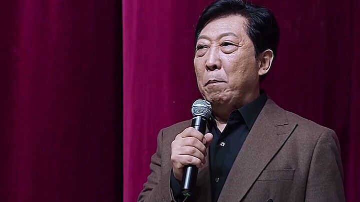 Famous actor suddenly loses his voice; an unknown actor steps in to astonish the entire audience.