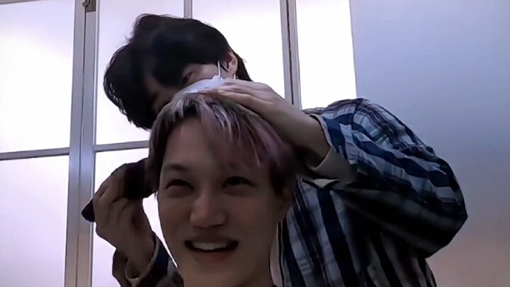 【Kim Junmyeon – Kim Jongin】Jun: Cắt tóc một cái cho cậu xem, thấy cậu vất vả quá, để anh làm nhé