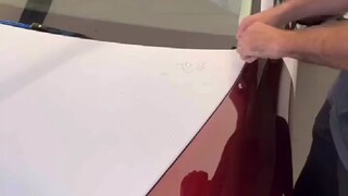 تجربة غامرة لاستلام السيارة... مشهد تمزيق الفيلم اللاصق ممتع للغاية، فلماذا أشعر بالحماس قليلاً؟