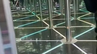 Bagaimana sebenarnya cara melewati labirin cermin dengan aman?