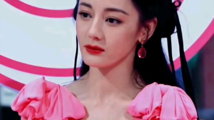 The “Zhen Di Tian”-style Queen Card dance—thankfully, Ni Ni didn’t become an idol back then; she’s a