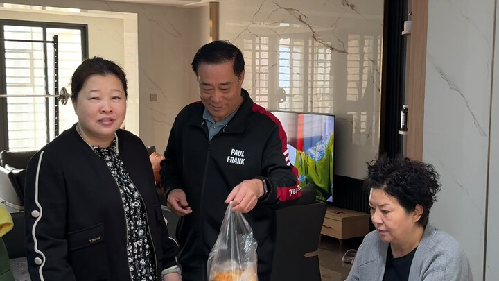 怀孕后两边父母都来照顾，结果劳动力过剩，我又把他们都送回去了。