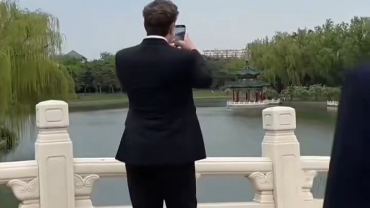 Xem Musk vui đến mức nào!