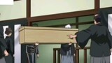 Gintoki membawa peti mati itu