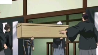 Gintoki khiêng quan tài