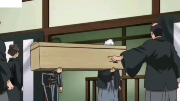 Gintoki khiêng quan tài