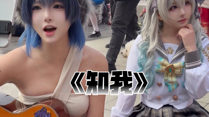 كوسبلاي خنزير صغير يعزف ويغني أغنية “تشيهو” في معرض الأنمي!