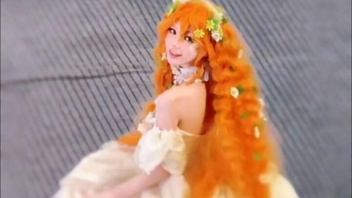 Saat aku cosplay sebagai Li Zi Jiang dan meminta para mahasiswa seni melanjutkan riasanku… #maafkans