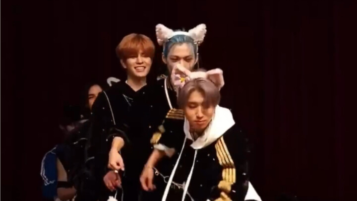 Trò chơi tiếp sức vũ đạo S-Class tại buổi ký tặng của Stray Kids