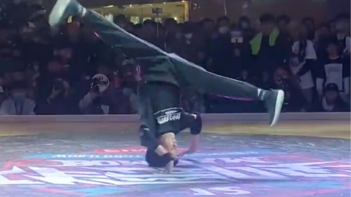 หนุ่มน้อยนักเต้นสตรีทแดนซ์วัย 10 ขวบจากจีน โชว์ทักษะการเต้นสุดเทพจนทั้งฮอลล์ตะลึง! ท่าหัวเหวี่ยงนั้น