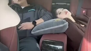丈夫和闺蜜睡在一起，女子发现后当做没看见，转头喂闺蜜的老公吃东西！