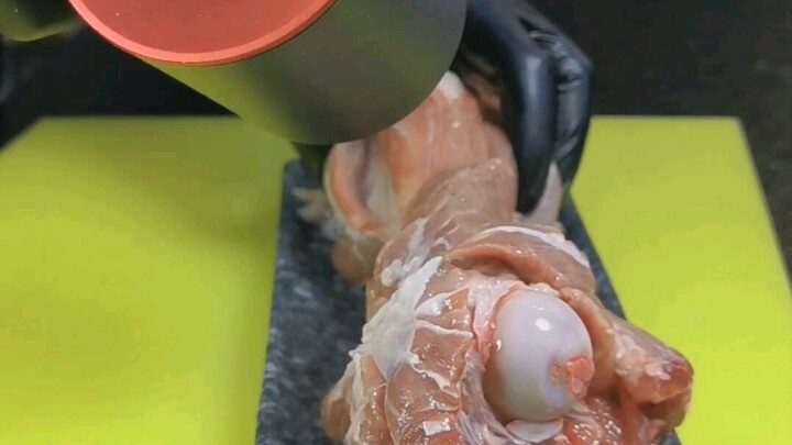 Capek banget sampai muka merah sambil makan roti. Hei, kamu nggak ngiler, kan?