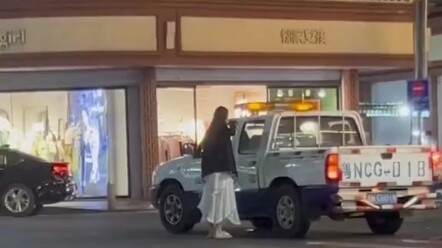 เจ้าหน้าที่เทศกิจไม่กล้าออกมาจากแผงขายอาหาร สาวอยากกินของก็ถามเลยว่าเมื่อไหร่เจ้าหน้าที่เลิกงาน #ฮาๆ