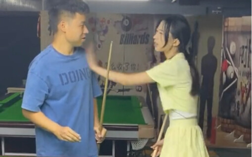 Memasukkan bola biliar ke meja di sebelahnya
