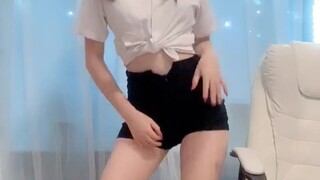 The beautiful leg lady on TikTok got up early to study