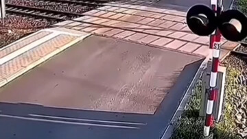 Kalau tongkat rusak itu, ya kamu tabrak saja
