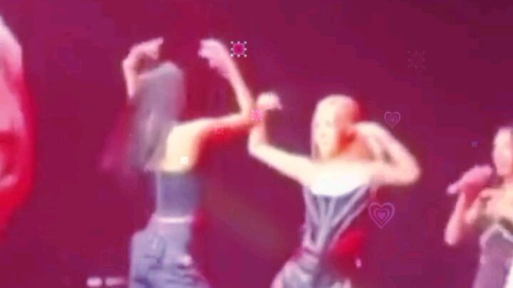 Blackpink Lisa and Rosé doing this trend is 😍🥰