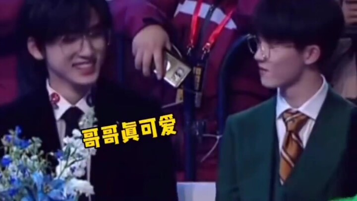 Ding Chengxin main mainan buaya kecil, langsung tepat sasaran! Lalu para kakak menyaksikan seluruh a