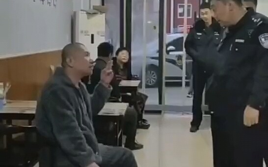 ทีแรกก็ไม่มีอะไร แต่ไปชกตำรวจไปหนึ่งที ก็ติดคุกอย่างน้อยสามปี