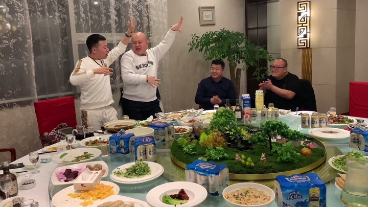 男人也可以这么妖娆，酒过三巡之后，传递开心快乐真热闹