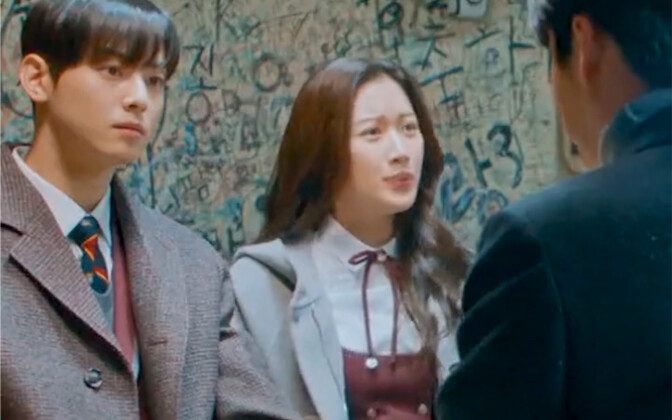 حتى أثناء الشجار، لا يمكن تأخير الأكل! الأكل بجدية والسرعة مستقرة... #نزول_الإلهة #تشا_أونو #مون_جا-