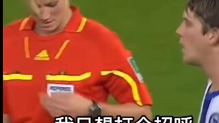 %ฟุตบอล% ฮาๆ หนุ่มลืมไปว่าผู้ตัดสินเป็นผู้หญิง เอื้อมมือไปจับแล้วก็เขินเลย