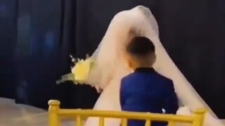 当萌娃参加爸爸妈妈的婚礼……
