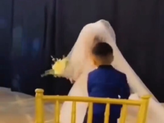 Ketika seorang bayi lucu menghadiri pernikahan orang tuanya...